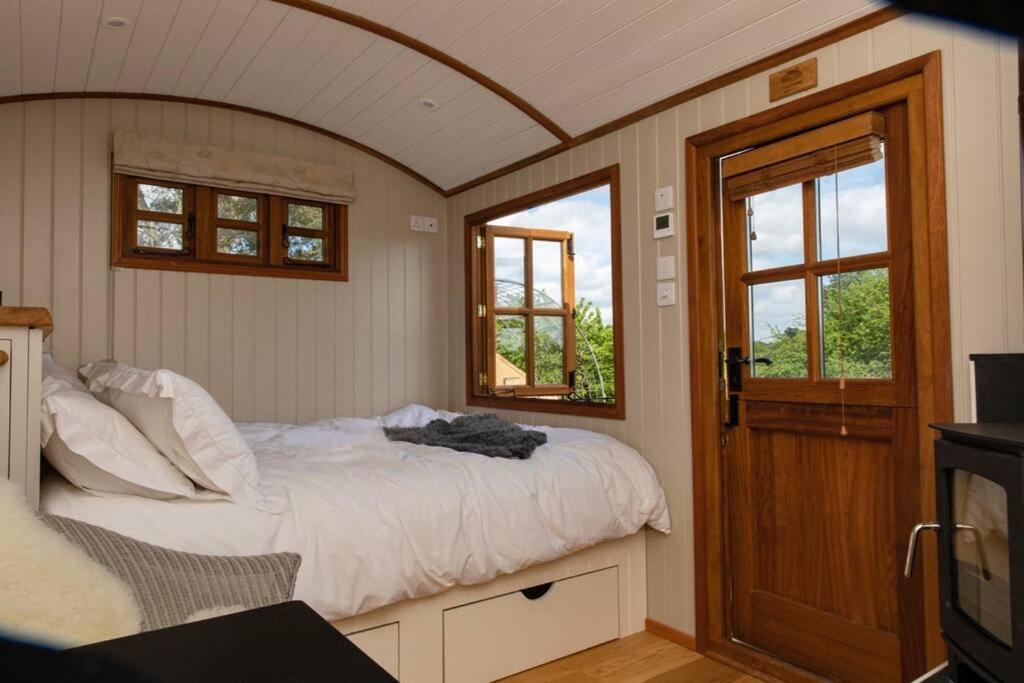Luxury, Rural Shepherds Hut With Hot Tub Nr Bath Bristol Buitenkant foto