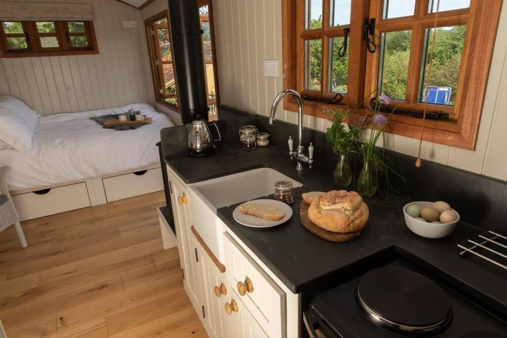 Luxury, Rural Shepherds Hut With Hot Tub Nr Bath Bristol Buitenkant foto
