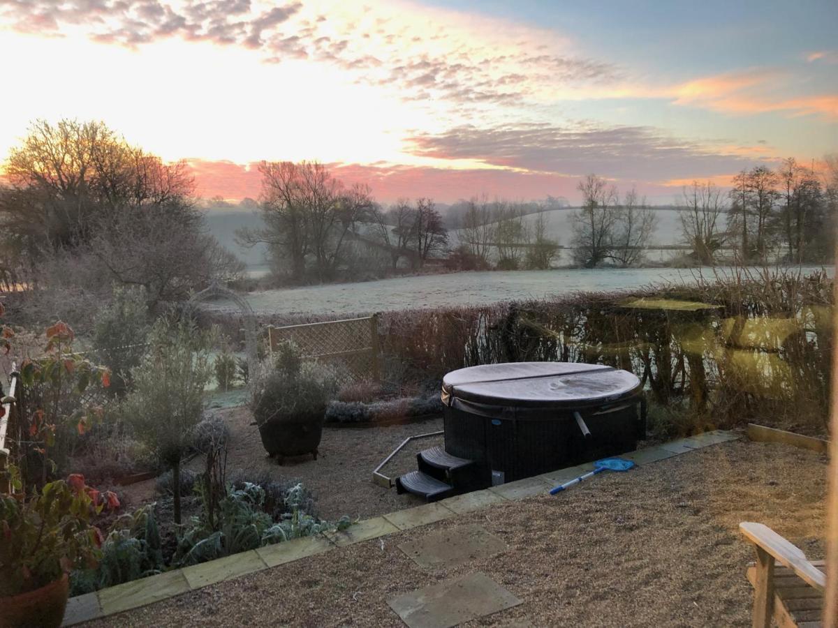 Luxury, Rural Shepherds Hut With Hot Tub Nr Bath Bristol Buitenkant foto